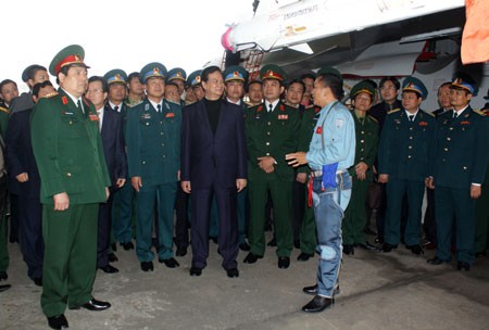 Thủ tướng Nguyễn Tấn Dũng nghe giới thiệu về tính năng kỹ chiến thuật của máy bay SU-30